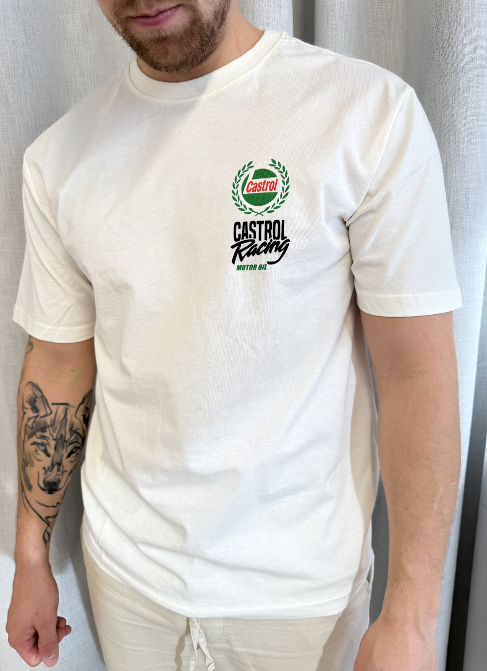 T-SHIRT MED TRYCK OCH AVSLAPPNAD PASSFORM