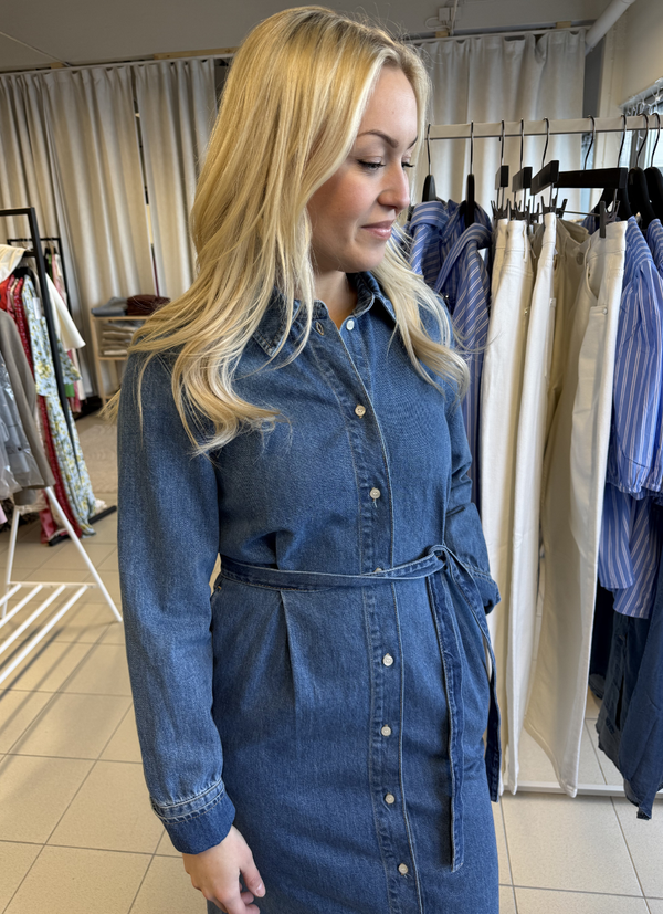 LÅNG DENIMKLÄNNING MED SKJORTDESIGN