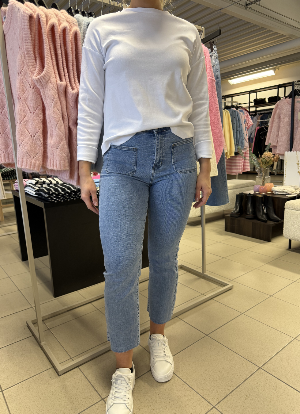 MJUKA KICKFLARE JEANS MED DETALJFICKA
