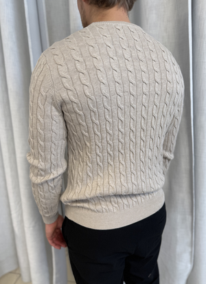 KABELSTICKAD TRÖJA MED KLASSISK DESIGN