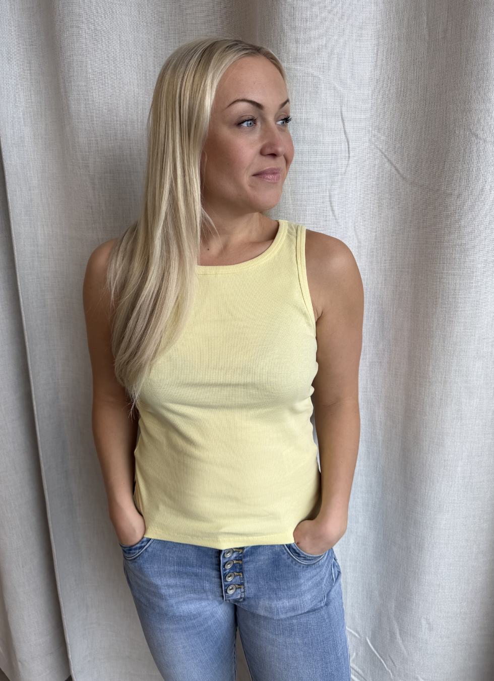 FIGURNÄRA LINNE I EKOLOGISK BOMULL