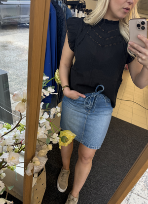 KORTÄRMAD SVART BLUS