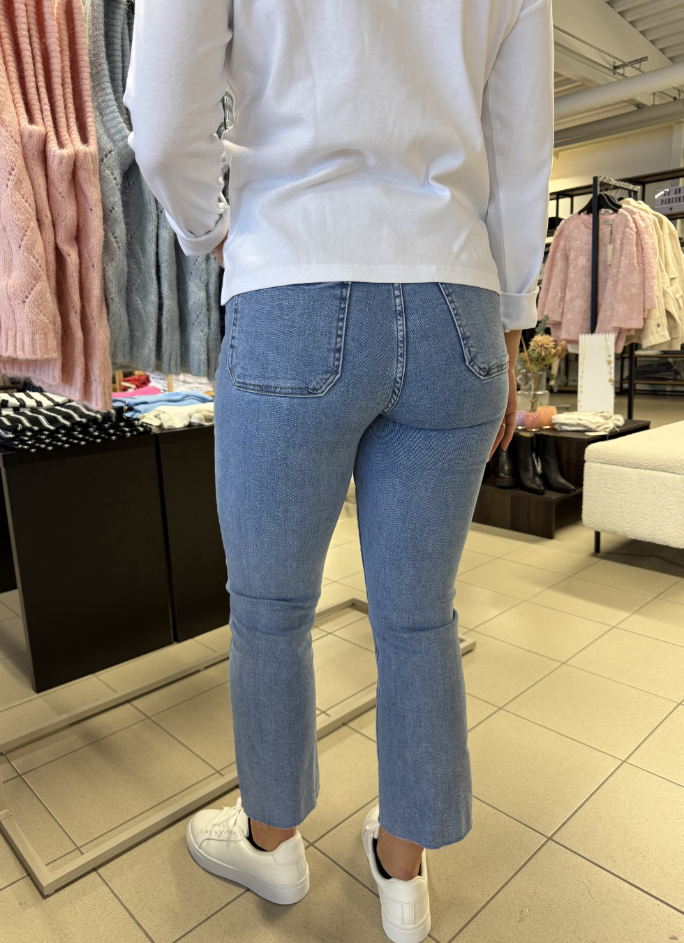 MJUKA KICKFLARE JEANS MED DETALJFICKA