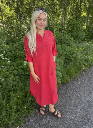 LÅNG LINNEKLÄNNING MED KNAPPDETALJER