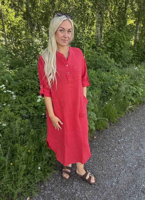 LÅNG LINNEKLÄNNING MED KNAPPDETALJER