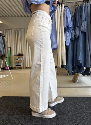 VITA JEANS MED HÖG MIDJA