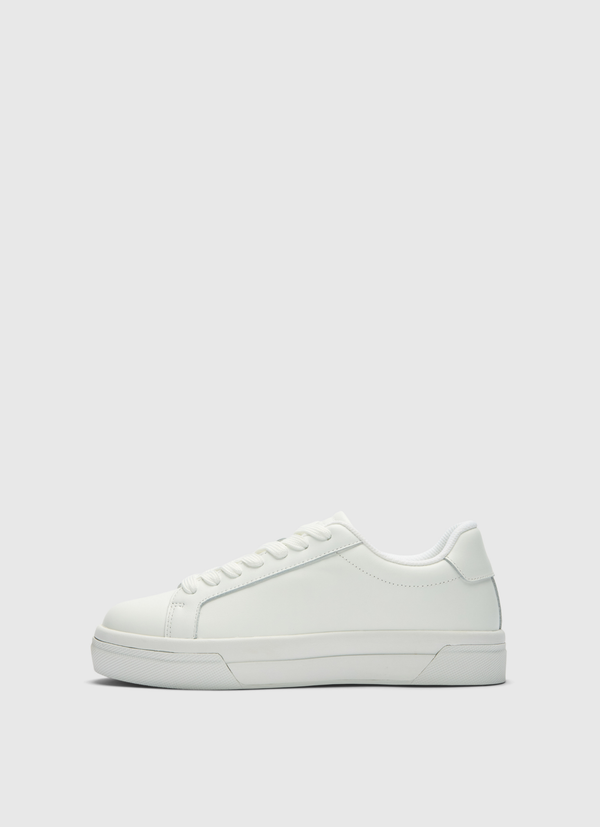 Klassiska sneakers med snörning