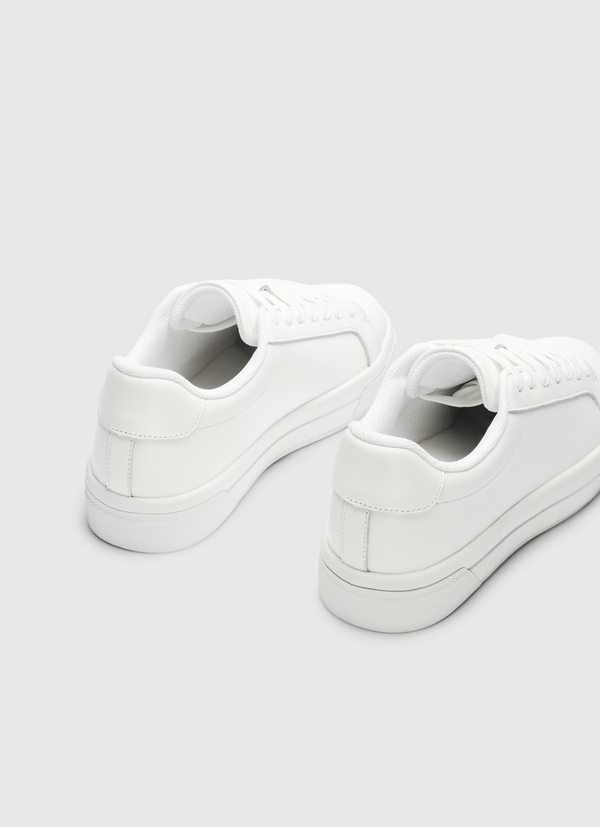 Klassiska sneakers med snörning