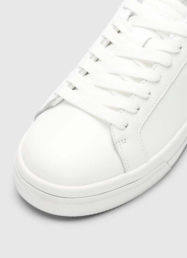 Klassiska sneakers med snörning