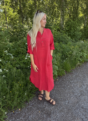 LÅNG LINNEKLÄNNING MED KNAPPDETALJER