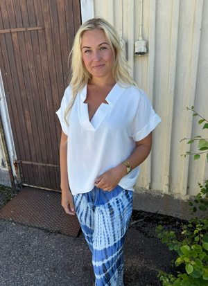 LUFTIG BLUS MED V-RINGNING