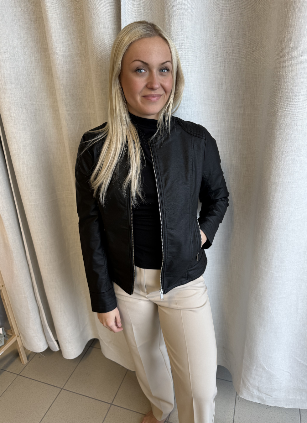 HÖFTLÅNG JACKA I VÄVD KVALITET