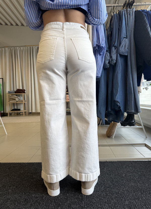 VITA JEANS MED HÖG MIDJA