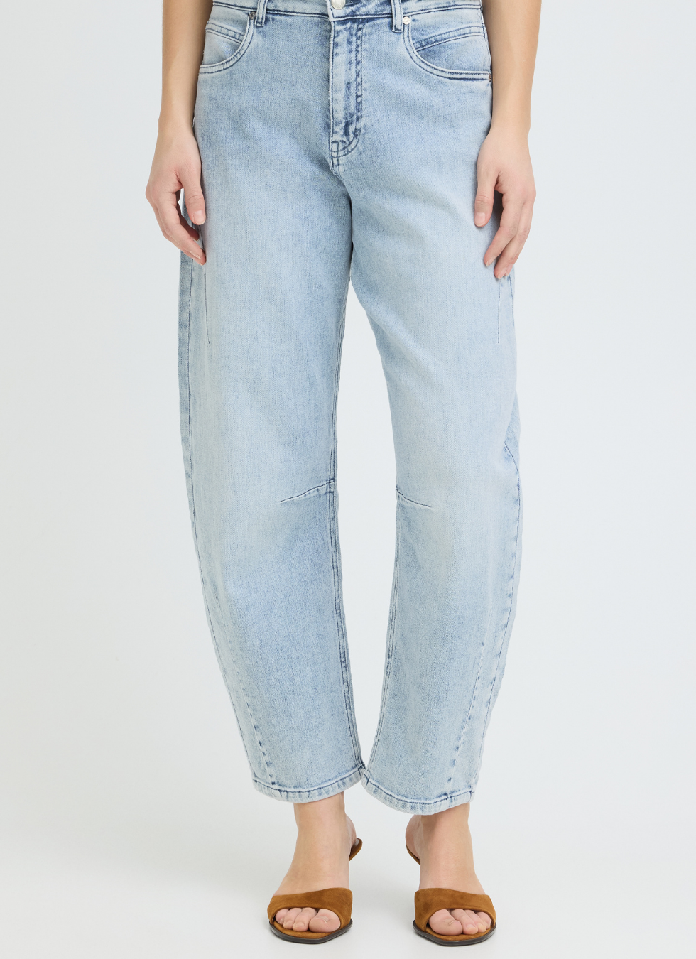 JEANS MED BARREL LEG