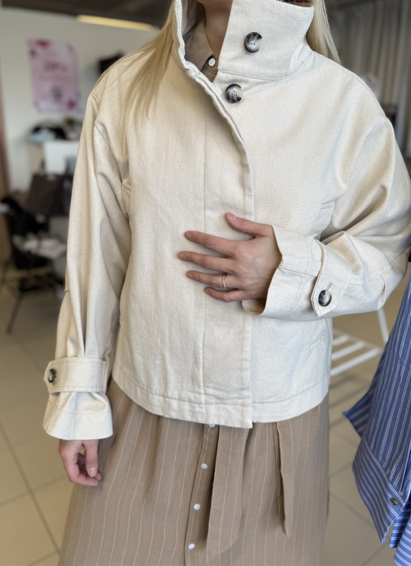 KORT JACKA I BOMULL MED OVERSIZE PASSFORM