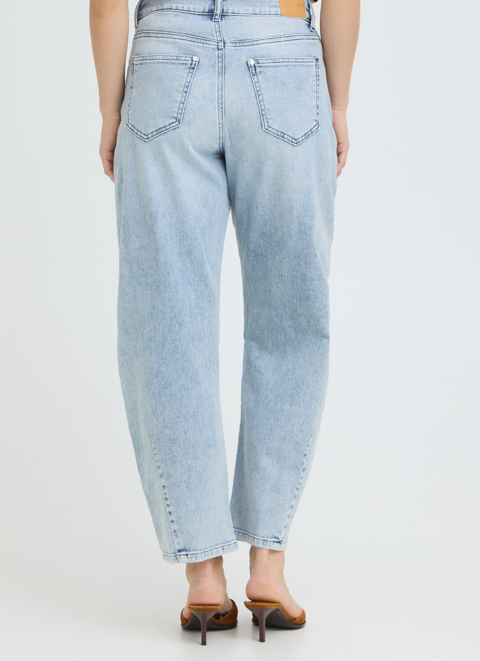 JEANS MED BARREL LEG