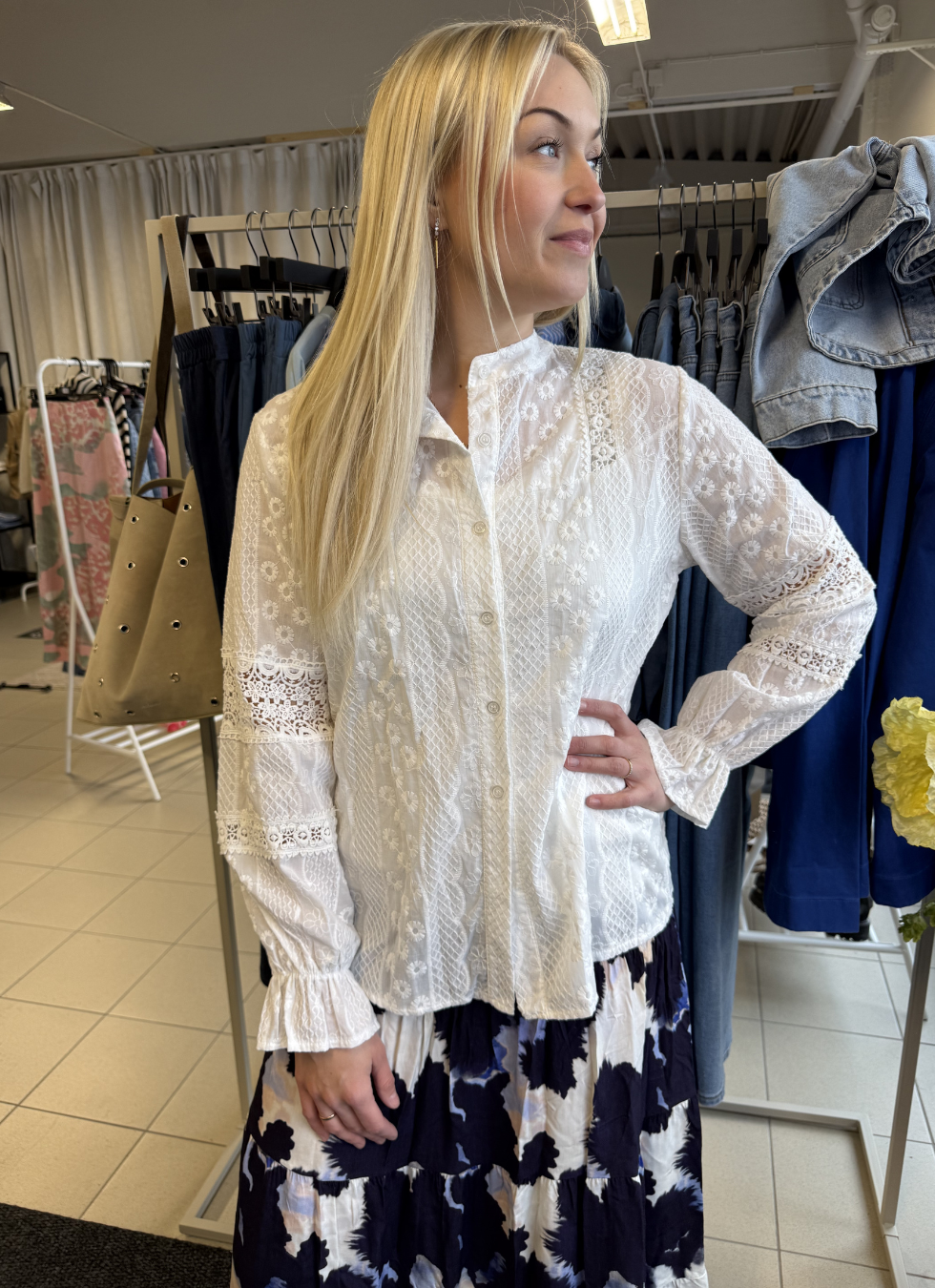 BRODERAD BLUS