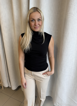 ELEGANT TOPP MED DETALJ