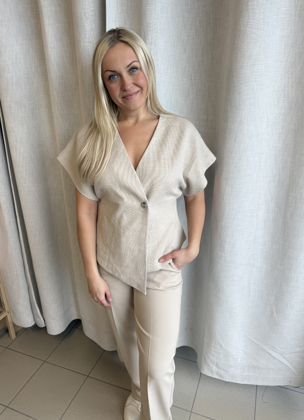 KORTÄRMAD BLAZER I MODERN DESIGN