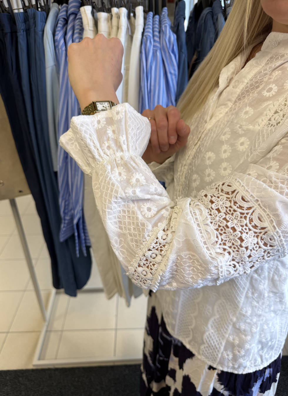 BRODERAD BLUS