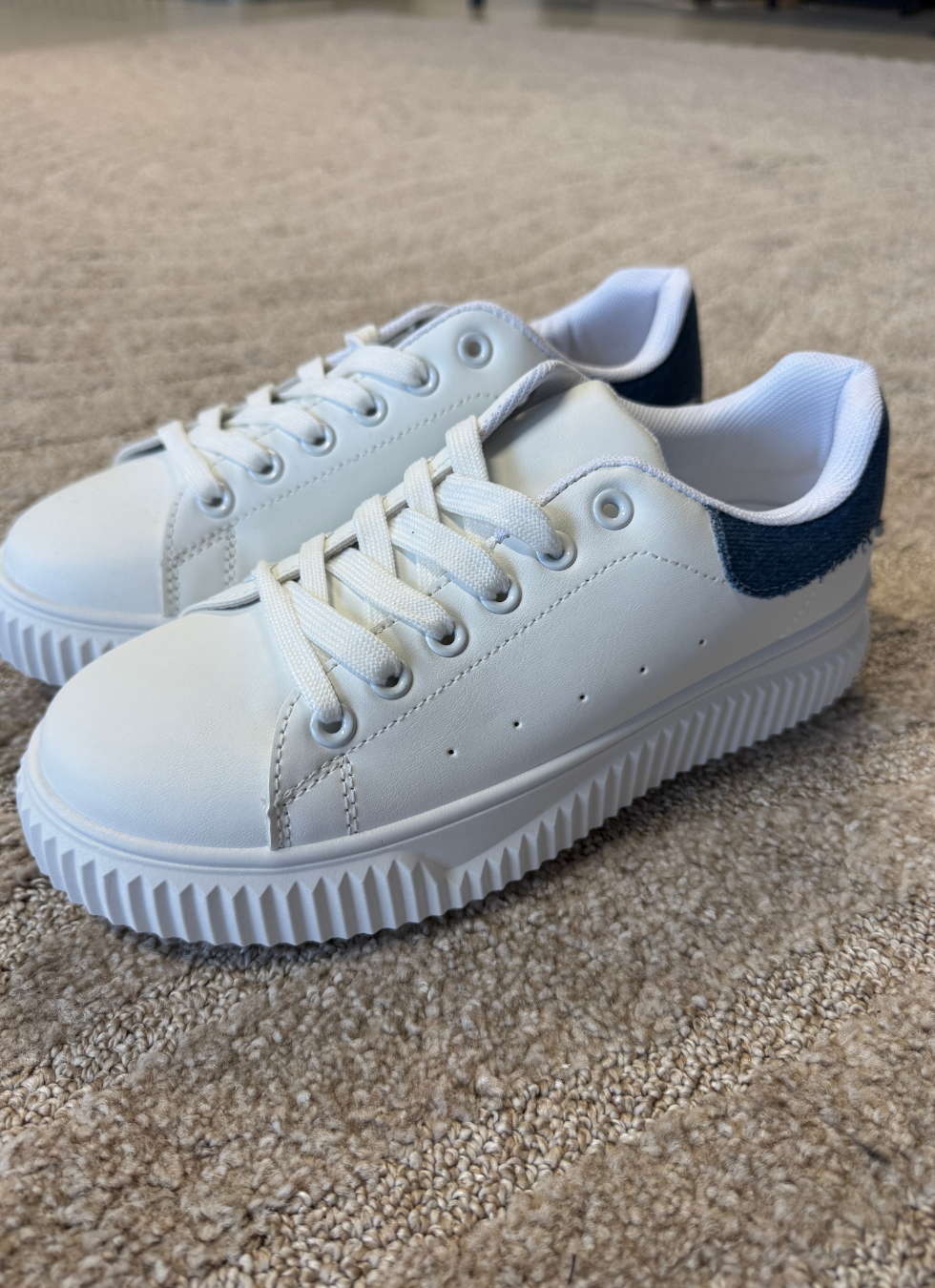 SNEAKERS I LÄDERLOOK