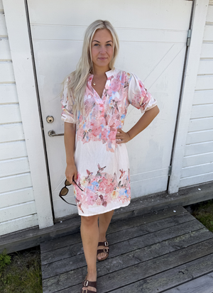 MÖNSTRAD MIDIKLÄNNING MED V-RINGNING