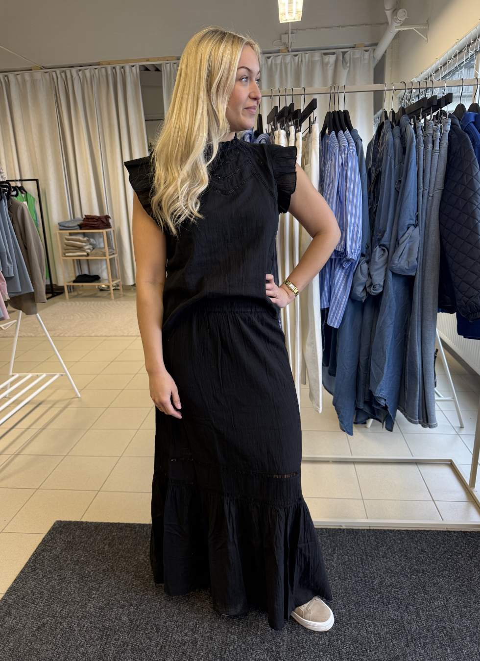 SVART KJOL I A-LINJE