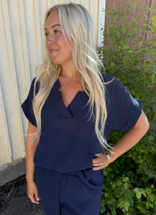 LUFTIG BLUS MED V-RINGNING