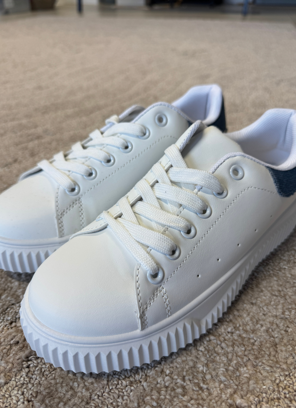 SNEAKERS I LÄDERLOOK