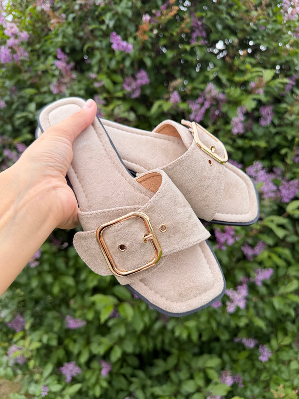 SANDALER MED DEKORATIVT SPÄNNE