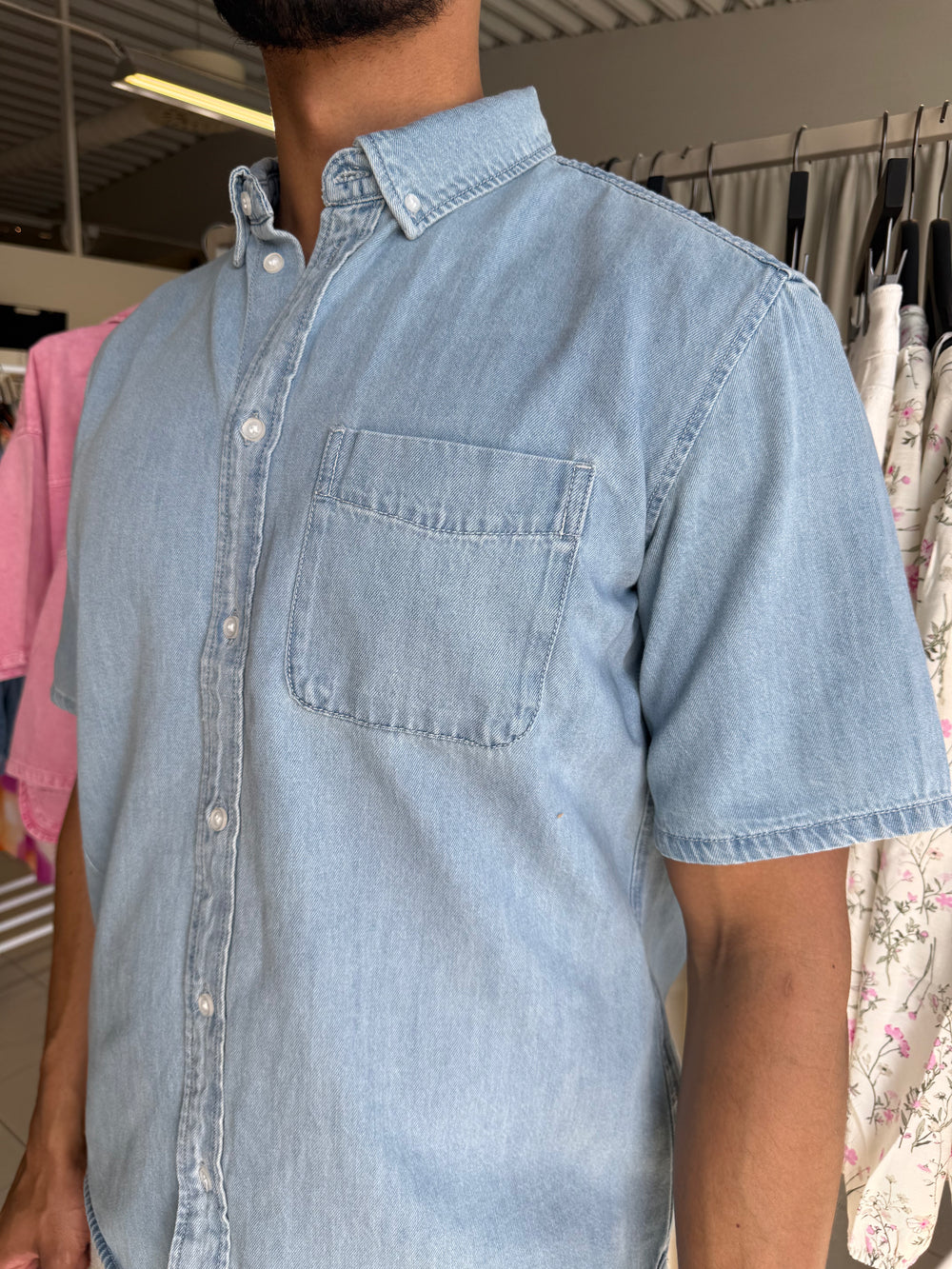 KORTÄRMAD DENIMSKJORTA