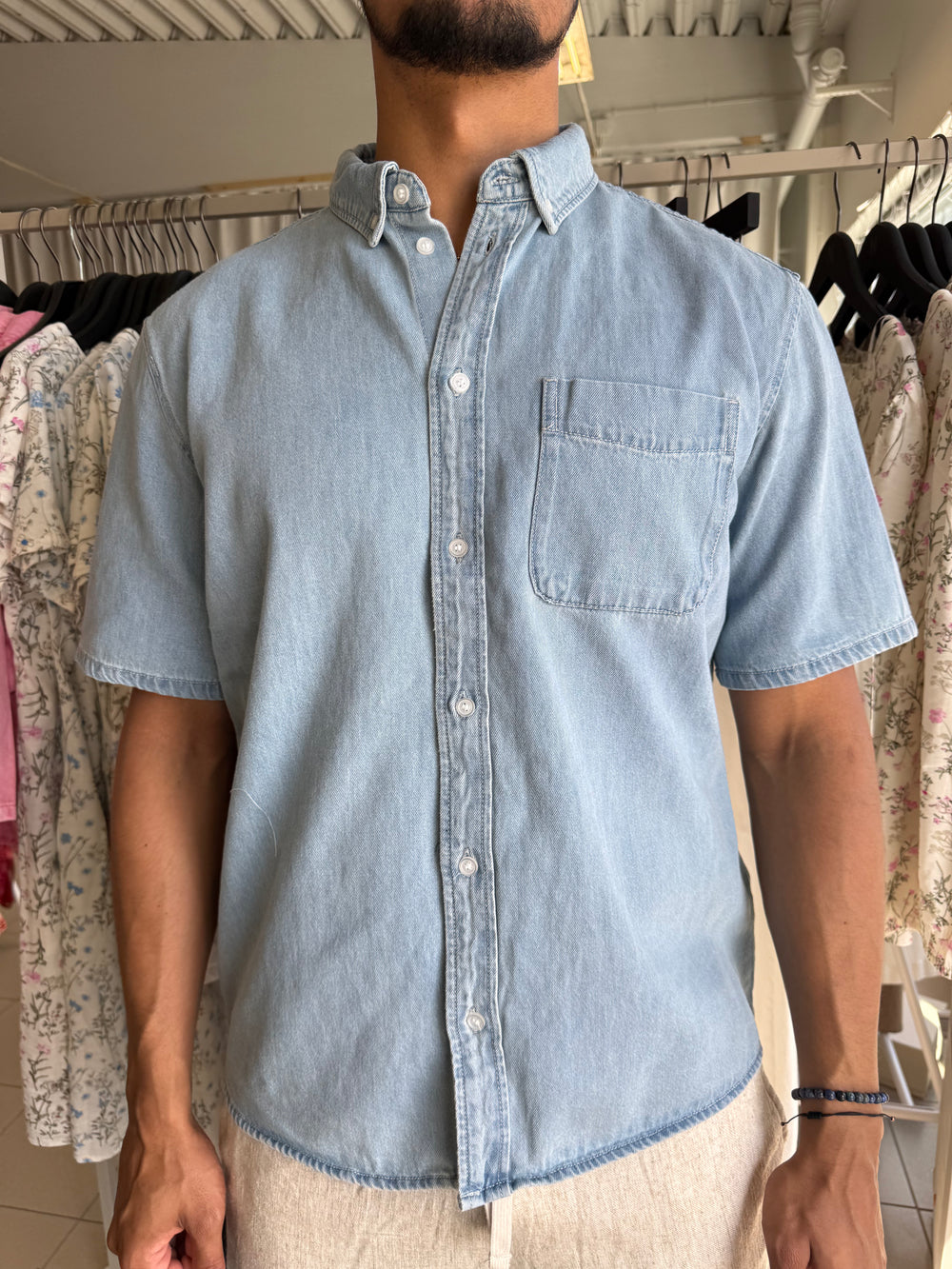 KORTÄRMAD DENIMSKJORTA