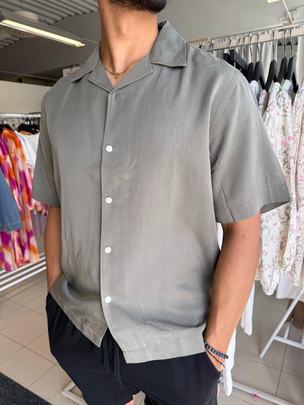 LUFTIG SKJORTA I TENCEL